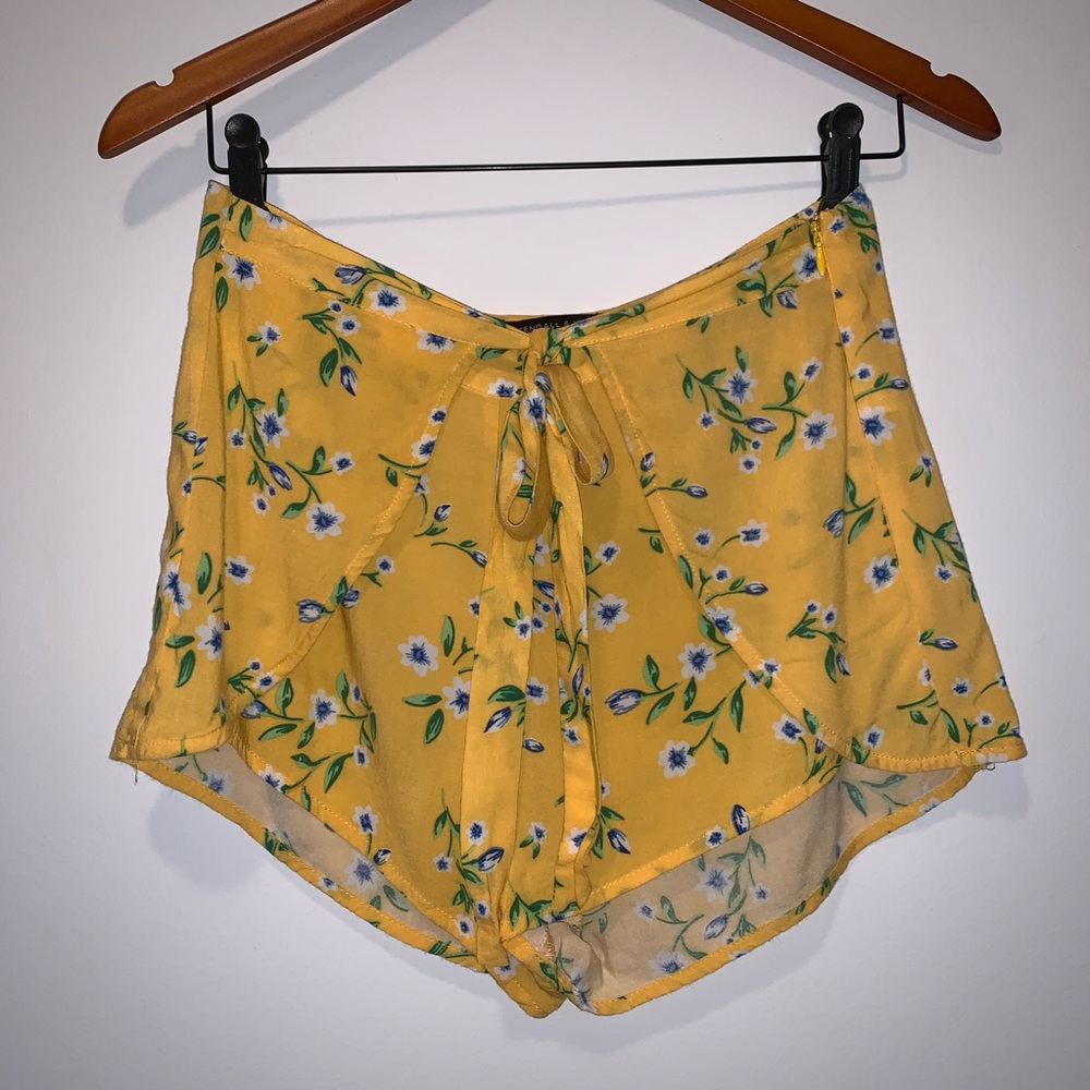 Kendall & Kylie High Waisted Soft Short (M)